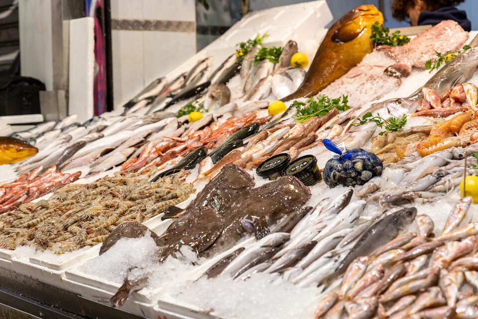 Βιτρίνα με φρέσκα ψάρια και θαλασσινά